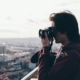Freelancer Fotograf auf einem Berg fotografiert eine Großstadt