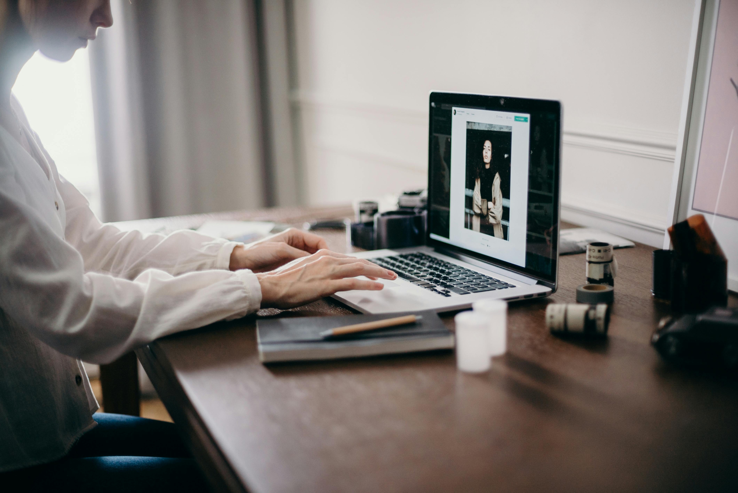 selbstständiger journalist arbetiet an seinem laptop