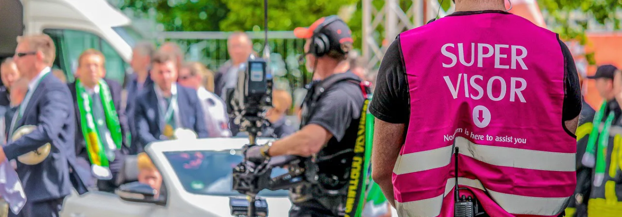 Kontrolle von Presseausweis auf einem Groß Event